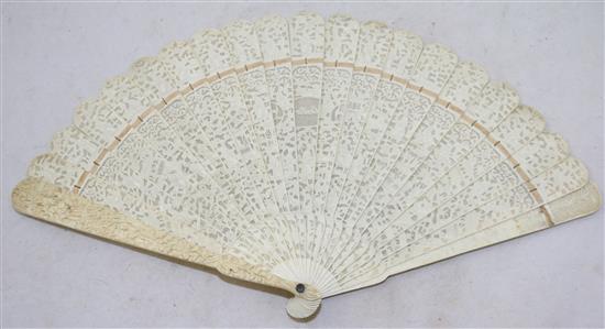 A Chinese finely carved ivory brisé fan, second half 19th century, 19cm